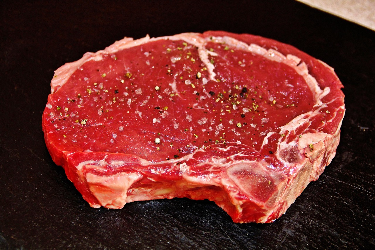 “关于牛排为什么饭店里的牛肉特别嫩家里的怎么做	” 菜场卖的牛肉他做的牛排为什么就很嫩？