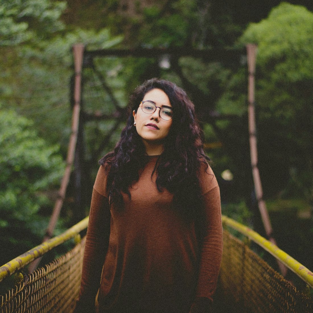 女生伤感静态头像谁有？︰(伤感女生头像真人氛围感)
